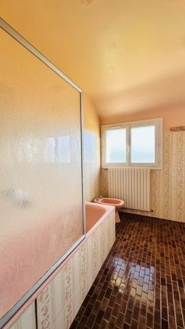 PLOMODIERN, Rare sur le secteur – Volumes, calme et vaste terrain à quelques minutes de la mer