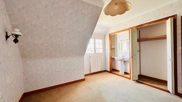 PLOMODIERN, Rare sur le secteur – Volumes, calme et vaste terrain à quelques minutes de la mer