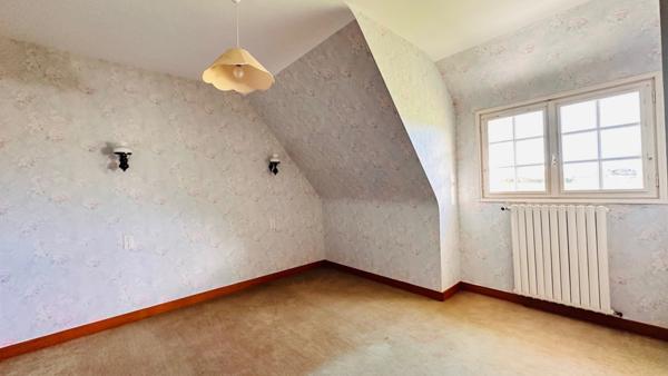 PLOMODIERN, Rare sur le secteur – Volumes, calme et vaste terrain à quelques minutes de la mer