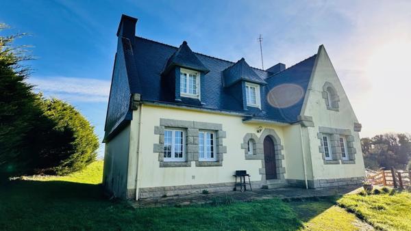 PLOMODIERN, Rare sur le secteur – Volumes, calme et vaste terrain à quelques minutes de la mer