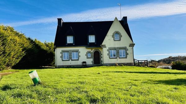 PLOMODIERN, Rare sur le secteur – Volumes, calme et vaste terrain à quelques minutes de la mer