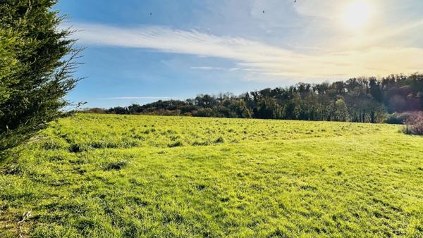 PLOMODIERN, Rare sur le secteur – Volumes, calme et vaste terrain à quelques minutes de la mer