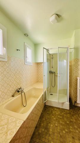 PLOMODIERN, Rare sur le secteur – Volumes, calme et vaste terrain à quelques minutes de la mer