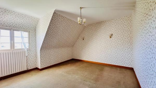 PLOMODIERN, Rare sur le secteur – Volumes, calme et vaste terrain à quelques minutes de la mer