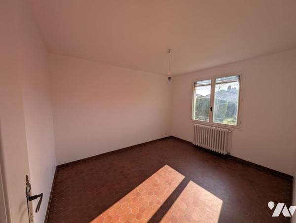 BOURG LES VALENCE - Maison T3, 83 m² sur 1100 m² de parcelle 