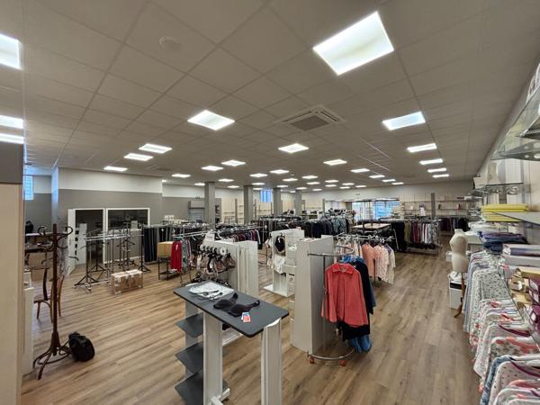Bureaux à louer à Pessac centre avec vitrine - Proche gare et commerces