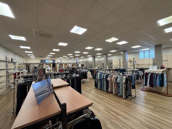 Bureaux à louer à Pessac centre avec vitrine - Proche gare et commerces