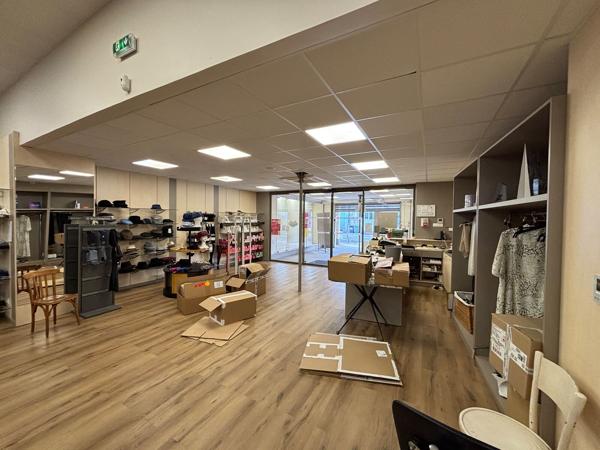 Bureaux à louer à Pessac centre avec vitrine - Proche gare et commerces