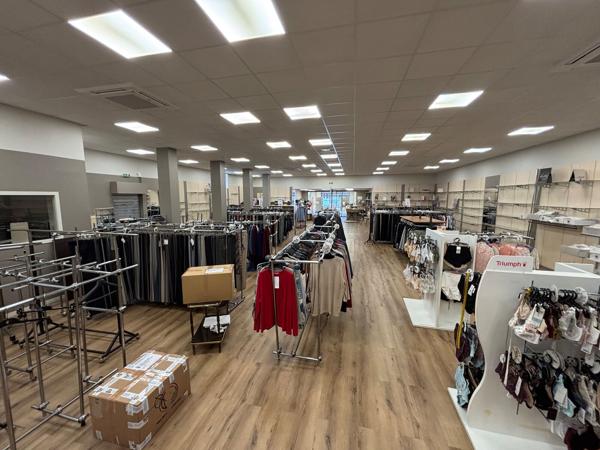 Bureaux à louer à Pessac centre avec vitrine - Proche gare et commerces