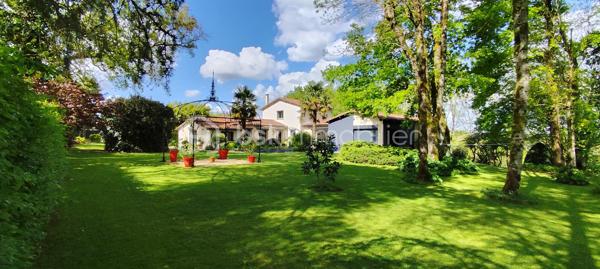 Propriété avec dépendances – À proximité de Saint-Maixent-l’École

À seulement 25 minutes de Niort, découvrez cette belle propriété de caractère développant 277 m² habitables, implantée sur un terrain arboré de 4 650 m², idéale pour un projet familial, multigénérationnel ou locatif.

La maison principale séduit par ses volumes généreux et sa luminosité. Elle comprend une vaste pièce de vie chaleureuse avec inserts à bois, une cuisine aménagée et équipée avec îlot central, ainsi que 4 chambres, dont 2 suites parentales à l'étage.

Un sous-sol complet vient compléter l’ensemble avec garage, atelier, cave et cuisine d’été.
Le chauffage est assuré par un système bois et électrique.

Deux dépendances indépendantes offrent un fort potentiel :
- Un appartement T3 de 68 m², entièrement équipé, comprenant 2 chambres, une salle d'eau avec toilettes et bénéficiant d’un chauffage par pompe à chaleur.
- Un studio de 30 m² avec coin cuisine, indépendant et chauffé à l’électrique.

Informations complémentaires :
- Taxe foncière 2025 : 2 127 €
- Revenus locatifs 2025 : 8 118 €

Cette propriété rare sur le secteur offre de nombreuses possibilités : résidence principale avec revenus complémentaires, activité locative ou projet familial.
Le terrain offre également un bel espace extérieur idéal pour un potager, des aménagements paysagers ou des moments de détente en famille.

À noter : présence d’une activité artisanale à proximité pouvant occasionner une ambiance sonore en journée.

Je reste à votre disposition pour tout renseignement complémentaire et pour organiser une visite, après un premier échange téléphonique afin de mieux comprendre votre projet.