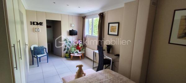 Propriété avec dépendances – À proximité de Saint-Maixent-l’École

À seulement 25 minutes de Niort, découvrez cette belle propriété de caractère développant 277 m² habitables, implantée sur un terrain arboré de 4 650 m², idéale pour un projet familial, multigénérationnel ou locatif.

La maison principale séduit par ses volumes généreux et sa luminosité. Elle comprend une vaste pièce de vie chaleureuse avec inserts à bois, une cuisine aménagée et équipée avec îlot central, ainsi que 4 chambres, dont 2 suites parentales à l'étage.

Un sous-sol complet vient compléter l’ensemble avec garage, atelier, cave et cuisine d’été.
Le chauffage est assuré par un système bois et électrique.

Deux dépendances indépendantes offrent un fort potentiel :
- Un appartement T3 de 68 m², entièrement équipé, comprenant 2 chambres, une salle d'eau avec toilettes et bénéficiant d’un chauffage par pompe à chaleur.
- Un studio de 30 m² avec coin cuisine, indépendant et chauffé à l’électrique.

Informations complémentaires :
- Taxe foncière 2025 : 2 127 €
- Revenus locatifs 2025 : 8 118 €

Cette propriété rare sur le secteur offre de nombreuses possibilités : résidence principale avec revenus complémentaires, activité locative ou projet familial.
Le terrain offre également un bel espace extérieur idéal pour un potager, des aménagements paysagers ou des moments de détente en famille.

À noter : présence d’une activité artisanale à proximité pouvant occasionner une ambiance sonore en journée.

Je reste à votre disposition pour tout renseignement complémentaire et pour organiser une visite, après un premier échange téléphonique afin de mieux comprendre votre projet.