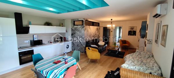 Propriété avec dépendances – À proximité de Saint-Maixent-l’École

À seulement 25 minutes de Niort, découvrez cette belle propriété de caractère développant 277 m² habitables, implantée sur un terrain arboré de 4 650 m², idéale pour un projet familial, multigénérationnel ou locatif.

La maison principale séduit par ses volumes généreux et sa luminosité. Elle comprend une vaste pièce de vie chaleureuse avec inserts à bois, une cuisine aménagée et équipée avec îlot central, ainsi que 4 chambres, dont 2 suites parentales à l'étage.

Un sous-sol complet vient compléter l’ensemble avec garage, atelier, cave et cuisine d’été.
Le chauffage est assuré par un système bois et électrique.

Deux dépendances indépendantes offrent un fort potentiel :
- Un appartement T3 de 68 m², entièrement équipé, comprenant 2 chambres, une salle d'eau avec toilettes et bénéficiant d’un chauffage par pompe à chaleur.
- Un studio de 30 m² avec coin cuisine, indépendant et chauffé à l’électrique.

Informations complémentaires :
- Taxe foncière 2025 : 2 127 €
- Revenus locatifs 2025 : 8 118 €

Cette propriété rare sur le secteur offre de nombreuses possibilités : résidence principale avec revenus complémentaires, activité locative ou projet familial.
Le terrain offre également un bel espace extérieur idéal pour un potager, des aménagements paysagers ou des moments de détente en famille.

À noter : présence d’une activité artisanale à proximité pouvant occasionner une ambiance sonore en journée.

Je reste à votre disposition pour tout renseignement complémentaire et pour organiser une visite, après un premier échange téléphonique afin de mieux comprendre votre projet.