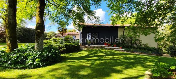 Propriété avec dépendances – À proximité de Saint-Maixent-l’École

À seulement 25 minutes de Niort, découvrez cette belle propriété de caractère développant 277 m² habitables, implantée sur un terrain arboré de 4 650 m², idéale pour un projet familial, multigénérationnel ou locatif.

La maison principale séduit par ses volumes généreux et sa luminosité. Elle comprend une vaste pièce de vie chaleureuse avec inserts à bois, une cuisine aménagée et équipée avec îlot central, ainsi que 4 chambres, dont 2 suites parentales à l'étage.

Un sous-sol complet vient compléter l’ensemble avec garage, atelier, cave et cuisine d’été.
Le chauffage est assuré par un système bois et électrique.

Deux dépendances indépendantes offrent un fort potentiel :
- Un appartement T3 de 68 m², entièrement équipé, comprenant 2 chambres, une salle d'eau avec toilettes et bénéficiant d’un chauffage par pompe à chaleur.
- Un studio de 30 m² avec coin cuisine, indépendant et chauffé à l’électrique.

Informations complémentaires :
- Taxe foncière 2025 : 2 127 €
- Revenus locatifs 2025 : 8 118 €

Cette propriété rare sur le secteur offre de nombreuses possibilités : résidence principale avec revenus complémentaires, activité locative ou projet familial.
Le terrain offre également un bel espace extérieur idéal pour un potager, des aménagements paysagers ou des moments de détente en famille.

À noter : présence d’une activité artisanale à proximité pouvant occasionner une ambiance sonore en journée.

Je reste à votre disposition pour tout renseignement complémentaire et pour organiser une visite, après un premier échange téléphonique afin de mieux comprendre votre projet.