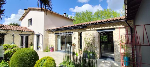 Propriété avec dépendances – À proximité de Saint-Maixent-l’École

À seulement 25 minutes de Niort, découvrez cette belle propriété de caractère développant 277 m² habitables, implantée sur un terrain arboré de 4 650 m², idéale pour un projet familial, multigénérationnel ou locatif.

La maison principale séduit par ses volumes généreux et sa luminosité. Elle comprend une vaste pièce de vie chaleureuse avec inserts à bois, une cuisine aménagée et équipée avec îlot central, ainsi que 4 chambres, dont 2 suites parentales à l'étage.

Un sous-sol complet vient compléter l’ensemble avec garage, atelier, cave et cuisine d’été.
Le chauffage est assuré par un système bois et électrique.

Deux dépendances indépendantes offrent un fort potentiel :
- Un appartement T3 de 68 m², entièrement équipé, comprenant 2 chambres, une salle d'eau avec toilettes et bénéficiant d’un chauffage par pompe à chaleur.
- Un studio de 30 m² avec coin cuisine, indépendant et chauffé à l’électrique.

Informations complémentaires :
- Taxe foncière 2025 : 2 127 €
- Revenus locatifs 2025 : 8 118 €

Cette propriété rare sur le secteur offre de nombreuses possibilités : résidence principale avec revenus complémentaires, activité locative ou projet familial.
Le terrain offre également un bel espace extérieur idéal pour un potager, des aménagements paysagers ou des moments de détente en famille.

À noter : présence d’une activité artisanale à proximité pouvant occasionner une ambiance sonore en journée.

Je reste à votre disposition pour tout renseignement complémentaire et pour organiser une visite, après un premier échange téléphonique afin de mieux comprendre votre projet.