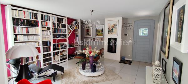 Propriété avec dépendances – À proximité de Saint-Maixent-l’École

À seulement 25 minutes de Niort, découvrez cette belle propriété de caractère développant 277 m² habitables, implantée sur un terrain arboré de 4 650 m², idéale pour un projet familial, multigénérationnel ou locatif.

La maison principale séduit par ses volumes généreux et sa luminosité. Elle comprend une vaste pièce de vie chaleureuse avec inserts à bois, une cuisine aménagée et équipée avec îlot central, ainsi que 4 chambres, dont 2 suites parentales à l'étage.

Un sous-sol complet vient compléter l’ensemble avec garage, atelier, cave et cuisine d’été.
Le chauffage est assuré par un système bois et électrique.

Deux dépendances indépendantes offrent un fort potentiel :
- Un appartement T3 de 68 m², entièrement équipé, comprenant 2 chambres, une salle d'eau avec toilettes et bénéficiant d’un chauffage par pompe à chaleur.
- Un studio de 30 m² avec coin cuisine, indépendant et chauffé à l’électrique.

Informations complémentaires :
- Taxe foncière 2025 : 2 127 €
- Revenus locatifs 2025 : 8 118 €

Cette propriété rare sur le secteur offre de nombreuses possibilités : résidence principale avec revenus complémentaires, activité locative ou projet familial.
Le terrain offre également un bel espace extérieur idéal pour un potager, des aménagements paysagers ou des moments de détente en famille.

À noter : présence d’une activité artisanale à proximité pouvant occasionner une ambiance sonore en journée.

Je reste à votre disposition pour tout renseignement complémentaire et pour organiser une visite, après un premier échange téléphonique afin de mieux comprendre votre projet.