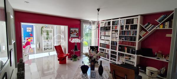 Propriété avec dépendances – À proximité de Saint-Maixent-l’École

À seulement 25 minutes de Niort, découvrez cette belle propriété de caractère développant 277 m² habitables, implantée sur un terrain arboré de 4 650 m², idéale pour un projet familial, multigénérationnel ou locatif.

La maison principale séduit par ses volumes généreux et sa luminosité. Elle comprend une vaste pièce de vie chaleureuse avec inserts à bois, une cuisine aménagée et équipée avec îlot central, ainsi que 4 chambres, dont 2 suites parentales à l'étage.

Un sous-sol complet vient compléter l’ensemble avec garage, atelier, cave et cuisine d’été.
Le chauffage est assuré par un système bois et électrique.

Deux dépendances indépendantes offrent un fort potentiel :
- Un appartement T3 de 68 m², entièrement équipé, comprenant 2 chambres, une salle d'eau avec toilettes et bénéficiant d’un chauffage par pompe à chaleur.
- Un studio de 30 m² avec coin cuisine, indépendant et chauffé à l’électrique.

Informations complémentaires :
- Taxe foncière 2025 : 2 127 €
- Revenus locatifs 2025 : 8 118 €

Cette propriété rare sur le secteur offre de nombreuses possibilités : résidence principale avec revenus complémentaires, activité locative ou projet familial.
Le terrain offre également un bel espace extérieur idéal pour un potager, des aménagements paysagers ou des moments de détente en famille.

À noter : présence d’une activité artisanale à proximité pouvant occasionner une ambiance sonore en journée.

Je reste à votre disposition pour tout renseignement complémentaire et pour organiser une visite, après un premier échange téléphonique afin de mieux comprendre votre projet.