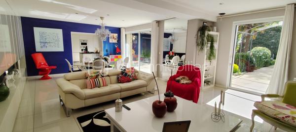 Propriété avec dépendances – À proximité de Saint-Maixent-l’École

À seulement 25 minutes de Niort, découvrez cette belle propriété de caractère développant 277 m² habitables, implantée sur un terrain arboré de 4 650 m², idéale pour un projet familial, multigénérationnel ou locatif.

La maison principale séduit par ses volumes généreux et sa luminosité. Elle comprend une vaste pièce de vie chaleureuse avec inserts à bois, une cuisine aménagée et équipée avec îlot central, ainsi que 4 chambres, dont 2 suites parentales à l'étage.

Un sous-sol complet vient compléter l’ensemble avec garage, atelier, cave et cuisine d’été.
Le chauffage est assuré par un système bois et électrique.

Deux dépendances indépendantes offrent un fort potentiel :
- Un appartement T3 de 68 m², entièrement équipé, comprenant 2 chambres, une salle d'eau avec toilettes et bénéficiant d’un chauffage par pompe à chaleur.
- Un studio de 30 m² avec coin cuisine, indépendant et chauffé à l’électrique.

Informations complémentaires :
- Taxe foncière 2025 : 2 127 €
- Revenus locatifs 2025 : 8 118 €

Cette propriété rare sur le secteur offre de nombreuses possibilités : résidence principale avec revenus complémentaires, activité locative ou projet familial.
Le terrain offre également un bel espace extérieur idéal pour un potager, des aménagements paysagers ou des moments de détente en famille.

À noter : présence d’une activité artisanale à proximité pouvant occasionner une ambiance sonore en journée.

Je reste à votre disposition pour tout renseignement complémentaire et pour organiser une visite, après un premier échange téléphonique afin de mieux comprendre votre projet.
