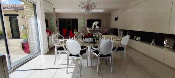 Propriété avec dépendances – À proximité de Saint-Maixent-l’École

À seulement 25 minutes de Niort, découvrez cette belle propriété de caractère développant 277 m² habitables, implantée sur un terrain arboré de 4 650 m², idéale pour un projet familial, multigénérationnel ou locatif.

La maison principale séduit par ses volumes généreux et sa luminosité. Elle comprend une vaste pièce de vie chaleureuse avec inserts à bois, une cuisine aménagée et équipée avec îlot central, ainsi que 4 chambres, dont 2 suites parentales à l'étage.

Un sous-sol complet vient compléter l’ensemble avec garage, atelier, cave et cuisine d’été.
Le chauffage est assuré par un système bois et électrique.

Deux dépendances indépendantes offrent un fort potentiel :
- Un appartement T3 de 68 m², entièrement équipé, comprenant 2 chambres, une salle d'eau avec toilettes et bénéficiant d’un chauffage par pompe à chaleur.
- Un studio de 30 m² avec coin cuisine, indépendant et chauffé à l’électrique.

Informations complémentaires :
- Taxe foncière 2025 : 2 127 €
- Revenus locatifs 2025 : 8 118 €

Cette propriété rare sur le secteur offre de nombreuses possibilités : résidence principale avec revenus complémentaires, activité locative ou projet familial.
Le terrain offre également un bel espace extérieur idéal pour un potager, des aménagements paysagers ou des moments de détente en famille.

À noter : présence d’une activité artisanale à proximité pouvant occasionner une ambiance sonore en journée.

Je reste à votre disposition pour tout renseignement complémentaire et pour organiser une visite, après un premier échange téléphonique afin de mieux comprendre votre projet.