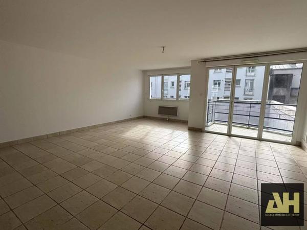 BREST CENTRE SIAM - APPARTEMENT DE 85 M2 AVEC TERRASSE - ASCENSEUR ET GARAGE SÉCURISÉ - RÉSIDENCE RÉCENTE DE 2004 - RARE