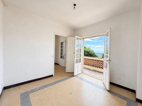 MAISON À RÉNOVER AVEC DEUX APPARTEMENTS ET VUE MER – GRASSE EST(06)