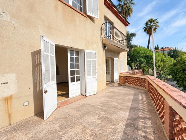 MAISON À RÉNOVER AVEC DEUX APPARTEMENTS ET VUE MER – GRASSE EST(06)