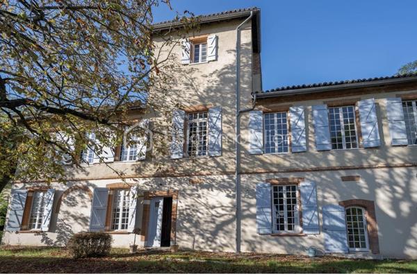 Anna Morra vous propose à Aussonne, au sein d’une bâtisse de caractère en cours de réhabilitation, ce bel appartement T3 de 78,60 m² situé au deuxième et dernier étage, offrant un cadre de vie agréable alliant charme de l’ancien et confort moderne.

Un intérieur fonctionnel et lumineux
L’appartement se compose d’une entrée ouvrant sur une belle pièce de vie avec espace cuisine ouverte, offrant un volume convivial et lumineux.
L’espace nuit comprend deux chambres ainsi qu’une salle d’eau équipée d’une douche, d’une double vasque et d’un WC.
Vous profiterez également d’une agréable terrasse tropézienne d’environ 8,70 m², véritable atout pour ce bien, idéale pour vos moments de détente en toute intimité.

Des prestations de qualité :
Le logement sera livré clé en main, avec des prestations modernes :

Isolation complète (murs et toiture)
Menuiseries neuves (PVC ou aluminium)
Électricité conforme NF C 15-100 + fibre
Cuisine équipée (modifiable)
Salle d’eau aménagée (douche, meuble double vasque, miroir)
Parquet dans les pièces de vie
Carrelage dans les pièces humides
Velux motorisés selon les lots
Pré-équipement pour climatisation (PAC air-air)
Extérieurs (selon lots) : point d’eau, prise et éclairage

Performance énergétique visée :
DPE B

Possibilité de personnalisation selon vos envies (avec supplément).

Une résidence à taille humaine

Situé au sein d’une copropriété de 12 logements, ce bien bénéficie :

de 2 places de stationnement
d’un environnement sécurisé
d’un cadre de vie agréable et résidentiel

Livraison prévisionnelle : début 2027

Un achat sécurisé
Assurance Dommages-Ouvrage
Garanties décennales

Idéal pour une résidence principale ou un investissement de qualité.

Opportunité rare sur le secteur – nombre de lots limité.

Me contacter pour plus de renseignements au 06 11 32 63 44.