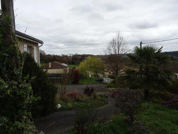 SECTEUR AMBAZAC VASTE MAISON DE 122 M² SUR SOUS-SOL SEMI ENTERRE 4 CHAMBRES SUR UN TERRAIN DE 2500 M²