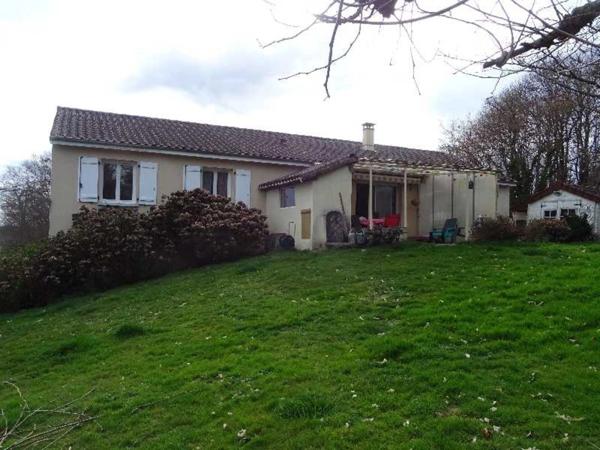 SECTEUR AMBAZAC VASTE MAISON DE 122 M² SUR SOUS-SOL SEMI ENTERRE 4 CHAMBRES SUR UN TERRAIN DE 2500 M²