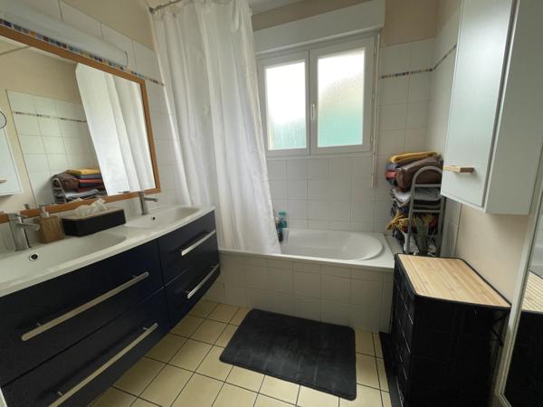 ST HILAIRE ST FLORENT MAISON 3 CHAMBRES DE PLAIN PIED SUR PARCELLE DE 848M2 DE TERRAIN ARBORE CLOS