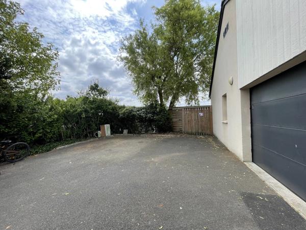 ST HILAIRE ST FLORENT MAISON 3 CHAMBRES DE PLAIN PIED SUR PARCELLE DE 848M2 DE TERRAIN ARBORE CLOS