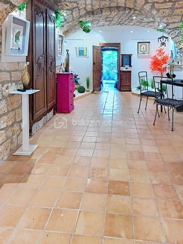 Rare : Demeure en pierre de 250 m² utiles au cœur du village tout commerces médiéval de Nant. Laissez-vous séduire par le charme absolu de cette très belle et grande maison de 170 m² habitables, idéalement située au centre de la célèbre rue des "artistes". Ce bien d'exception allie cachet historique, volume généreux et potentiel unique grâce à ses 80 m² de surfaces annexes. Parmi elles, vous découvrirez au rez-de-chaussée une magnifique cave voutée de 60 m² (ancienne galerie d'artiste renommée), idéale pour un projet artistique, commercial haut de gamme. Les étages quand à eux  offres de grandes pièces, 3 à 4 chambres. LES + DE LA MAISON : Entièrement isolée, huisseries double vitrage,climatisation réversible, 2 poêles bois, possibilité de revenus locatifs. Contactez-moi Guy JAYET au 0611566624 et saisissez cette occasion unique d’acquérir un bijou immobilier.