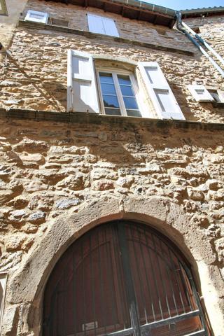 Rare : Demeure en pierre de 250 m² utiles au cœur du village tout commerces médiéval de Nant. Laissez-vous séduire par le charme absolu de cette très belle et grande maison de 170 m² habitables, idéalement située au centre de la célèbre rue des "artistes". Ce bien d'exception allie cachet historique, volume généreux et potentiel unique grâce à ses 80 m² de surfaces annexes. Parmi elles, vous découvrirez au rez-de-chaussée une magnifique cave voutée de 60 m² (ancienne galerie d'artiste renommée), idéale pour un projet artistique, commercial haut de gamme. Les étages quand à eux  offres de grandes pièces, 3 à 4 chambres. LES + DE LA MAISON : Entièrement isolée, huisseries double vitrage,climatisation réversible, 2 poêles bois, possibilité de revenus locatifs. Contactez-moi Guy JAYET au 0611566624 et saisissez cette occasion unique d’acquérir un bijou immobilier.