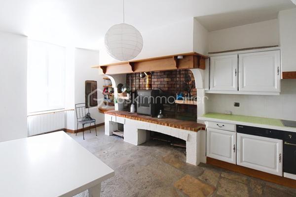 Rare : Demeure en pierre de 250 m² utiles au cœur du village tout commerces médiéval de Nant. Laissez-vous séduire par le charme absolu de cette très belle et grande maison de 170 m² habitables, idéalement située au centre de la célèbre rue des "artistes". Ce bien d'exception allie cachet historique, volume généreux et potentiel unique grâce à ses 80 m² de surfaces annexes. Parmi elles, vous découvrirez au rez-de-chaussée une magnifique cave voutée de 60 m² (ancienne galerie d'artiste renommée), idéale pour un projet artistique, commercial haut de gamme. Les étages quand à eux  offres de grandes pièces, 3 à 4 chambres. LES + DE LA MAISON : Entièrement isolée, huisseries double vitrage,climatisation réversible, 2 poêles bois, possibilité de revenus locatifs. Contactez-moi Guy JAYET au 0611566624 et saisissez cette occasion unique d’acquérir un bijou immobilier.