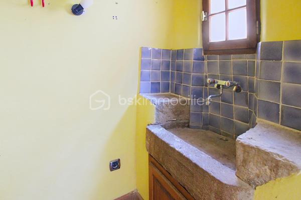 Rare : Demeure en pierre de 250 m² utiles au cœur du village tout commerces médiéval de Nant. Laissez-vous séduire par le charme absolu de cette très belle et grande maison de 170 m² habitables, idéalement située au centre de la célèbre rue des "artistes". Ce bien d'exception allie cachet historique, volume généreux et potentiel unique grâce à ses 80 m² de surfaces annexes. Parmi elles, vous découvrirez au rez-de-chaussée une magnifique cave voutée de 60 m² (ancienne galerie d'artiste renommée), idéale pour un projet artistique, commercial haut de gamme. Les étages quand à eux  offres de grandes pièces, 3 à 4 chambres. LES + DE LA MAISON : Entièrement isolée, huisseries double vitrage,climatisation réversible, 2 poêles bois, possibilité de revenus locatifs. Contactez-moi Guy JAYET au 0611566624 et saisissez cette occasion unique d’acquérir un bijou immobilier.