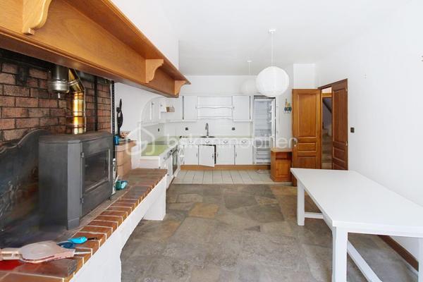 Rare : Demeure en pierre de 250 m² utiles au cœur du village tout commerces médiéval de Nant. Laissez-vous séduire par le charme absolu de cette très belle et grande maison de 170 m² habitables, idéalement située au centre de la célèbre rue des "artistes". Ce bien d'exception allie cachet historique, volume généreux et potentiel unique grâce à ses 80 m² de surfaces annexes. Parmi elles, vous découvrirez au rez-de-chaussée une magnifique cave voutée de 60 m² (ancienne galerie d'artiste renommée), idéale pour un projet artistique, commercial haut de gamme. Les étages quand à eux  offres de grandes pièces, 3 à 4 chambres. LES + DE LA MAISON : Entièrement isolée, huisseries double vitrage,climatisation réversible, 2 poêles bois, possibilité de revenus locatifs. Contactez-moi Guy JAYET au 0611566624 et saisissez cette occasion unique d’acquérir un bijou immobilier.
