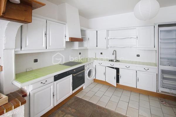 Rare : Demeure en pierre de 250 m² utiles au cœur du village tout commerces médiéval de Nant. Laissez-vous séduire par le charme absolu de cette très belle et grande maison de 170 m² habitables, idéalement située au centre de la célèbre rue des "artistes". Ce bien d'exception allie cachet historique, volume généreux et potentiel unique grâce à ses 80 m² de surfaces annexes. Parmi elles, vous découvrirez au rez-de-chaussée une magnifique cave voutée de 60 m² (ancienne galerie d'artiste renommée), idéale pour un projet artistique, commercial haut de gamme. Les étages quand à eux  offres de grandes pièces, 3 à 4 chambres. LES + DE LA MAISON : Entièrement isolée, huisseries double vitrage,climatisation réversible, 2 poêles bois, possibilité de revenus locatifs. Contactez-moi Guy JAYET au 0611566624 et saisissez cette occasion unique d’acquérir un bijou immobilier.