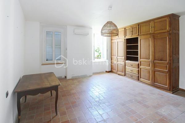 Rare : Demeure en pierre de 250 m² utiles au cœur du village tout commerces médiéval de Nant. Laissez-vous séduire par le charme absolu de cette très belle et grande maison de 170 m² habitables, idéalement située au centre de la célèbre rue des "artistes". Ce bien d'exception allie cachet historique, volume généreux et potentiel unique grâce à ses 80 m² de surfaces annexes. Parmi elles, vous découvrirez au rez-de-chaussée une magnifique cave voutée de 60 m² (ancienne galerie d'artiste renommée), idéale pour un projet artistique, commercial haut de gamme. Les étages quand à eux  offres de grandes pièces, 3 à 4 chambres. LES + DE LA MAISON : Entièrement isolée, huisseries double vitrage,climatisation réversible, 2 poêles bois, possibilité de revenus locatifs. Contactez-moi Guy JAYET au 0611566624 et saisissez cette occasion unique d’acquérir un bijou immobilier.