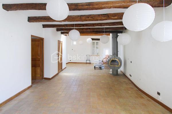 Rare : Demeure en pierre de 250 m² utiles au cœur du village tout commerces médiéval de Nant. Laissez-vous séduire par le charme absolu de cette très belle et grande maison de 170 m² habitables, idéalement située au centre de la célèbre rue des "artistes". Ce bien d'exception allie cachet historique, volume généreux et potentiel unique grâce à ses 80 m² de surfaces annexes. Parmi elles, vous découvrirez au rez-de-chaussée une magnifique cave voutée de 60 m² (ancienne galerie d'artiste renommée), idéale pour un projet artistique, commercial haut de gamme. Les étages quand à eux  offres de grandes pièces, 3 à 4 chambres. LES + DE LA MAISON : Entièrement isolée, huisseries double vitrage,climatisation réversible, 2 poêles bois, possibilité de revenus locatifs. Contactez-moi Guy JAYET au 0611566624 et saisissez cette occasion unique d’acquérir un bijou immobilier.