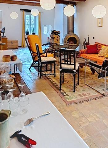 Rare : Demeure en pierre de 250 m² utiles au cœur du village tout commerces médiéval de Nant. Laissez-vous séduire par le charme absolu de cette très belle et grande maison de 170 m² habitables, idéalement située au centre de la célèbre rue des "artistes". Ce bien d'exception allie cachet historique, volume généreux et potentiel unique grâce à ses 80 m² de surfaces annexes. Parmi elles, vous découvrirez au rez-de-chaussée une magnifique cave voutée de 60 m² (ancienne galerie d'artiste renommée), idéale pour un projet artistique, commercial haut de gamme. Les étages quand à eux  offres de grandes pièces, 3 à 4 chambres. LES + DE LA MAISON : Entièrement isolée, huisseries double vitrage,climatisation réversible, 2 poêles bois, possibilité de revenus locatifs. Contactez-moi Guy JAYET au 0611566624 et saisissez cette occasion unique d’acquérir un bijou immobilier.