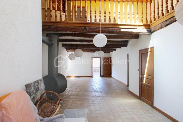 Rare : Demeure en pierre de 250 m² utiles au cœur du village tout commerces médiéval de Nant. Laissez-vous séduire par le charme absolu de cette très belle et grande maison de 170 m² habitables, idéalement située au centre de la célèbre rue des "artistes". Ce bien d'exception allie cachet historique, volume généreux et potentiel unique grâce à ses 80 m² de surfaces annexes. Parmi elles, vous découvrirez au rez-de-chaussée une magnifique cave voutée de 60 m² (ancienne galerie d'artiste renommée), idéale pour un projet artistique, commercial haut de gamme. Les étages quand à eux  offres de grandes pièces, 3 à 4 chambres. LES + DE LA MAISON : Entièrement isolée, huisseries double vitrage,climatisation réversible, 2 poêles bois, possibilité de revenus locatifs. Contactez-moi Guy JAYET au 0611566624 et saisissez cette occasion unique d’acquérir un bijou immobilier.