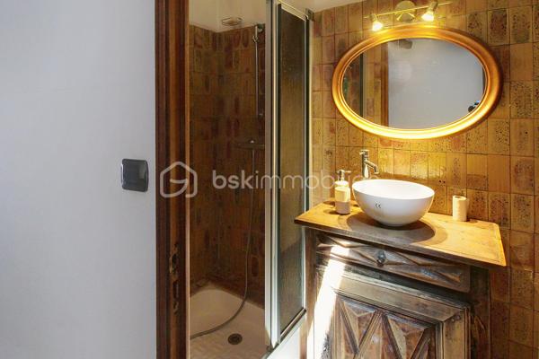 Rare : Demeure en pierre de 250 m² utiles au cœur du village tout commerces médiéval de Nant. Laissez-vous séduire par le charme absolu de cette très belle et grande maison de 170 m² habitables, idéalement située au centre de la célèbre rue des "artistes". Ce bien d'exception allie cachet historique, volume généreux et potentiel unique grâce à ses 80 m² de surfaces annexes. Parmi elles, vous découvrirez au rez-de-chaussée une magnifique cave voutée de 60 m² (ancienne galerie d'artiste renommée), idéale pour un projet artistique, commercial haut de gamme. Les étages quand à eux  offres de grandes pièces, 3 à 4 chambres. LES + DE LA MAISON : Entièrement isolée, huisseries double vitrage,climatisation réversible, 2 poêles bois, possibilité de revenus locatifs. Contactez-moi Guy JAYET au 0611566624 et saisissez cette occasion unique d’acquérir un bijou immobilier.