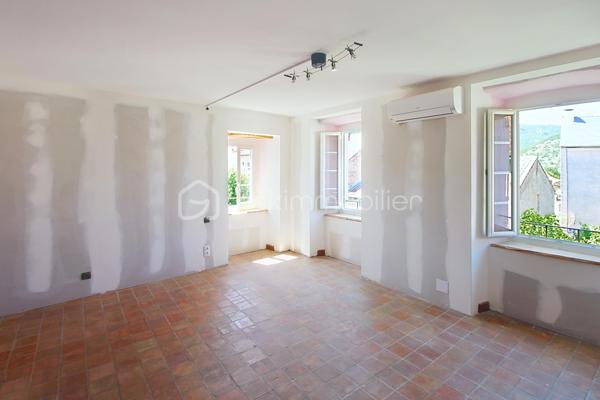 Rare : Demeure en pierre de 250 m² utiles au cœur du village tout commerces médiéval de Nant. Laissez-vous séduire par le charme absolu de cette très belle et grande maison de 170 m² habitables, idéalement située au centre de la célèbre rue des "artistes". Ce bien d'exception allie cachet historique, volume généreux et potentiel unique grâce à ses 80 m² de surfaces annexes. Parmi elles, vous découvrirez au rez-de-chaussée une magnifique cave voutée de 60 m² (ancienne galerie d'artiste renommée), idéale pour un projet artistique, commercial haut de gamme. Les étages quand à eux  offres de grandes pièces, 3 à 4 chambres. LES + DE LA MAISON : Entièrement isolée, huisseries double vitrage,climatisation réversible, 2 poêles bois, possibilité de revenus locatifs. Contactez-moi Guy JAYET au 0611566624 et saisissez cette occasion unique d’acquérir un bijou immobilier.