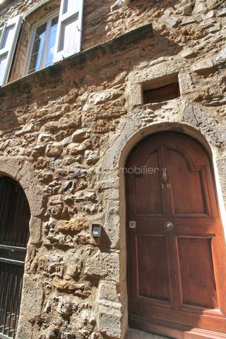 Rare : Demeure en pierre de 250 m² utiles au cœur du village tout commerces médiéval de Nant. Laissez-vous séduire par le charme absolu de cette très belle et grande maison de 170 m² habitables, idéalement située au centre de la célèbre rue des "artistes". Ce bien d'exception allie cachet historique, volume généreux et potentiel unique grâce à ses 80 m² de surfaces annexes. Parmi elles, vous découvrirez au rez-de-chaussée une magnifique cave voutée de 60 m² (ancienne galerie d'artiste renommée), idéale pour un projet artistique, commercial haut de gamme. Les étages quand à eux  offres de grandes pièces, 3 à 4 chambres. LES + DE LA MAISON : Entièrement isolée, huisseries double vitrage,climatisation réversible, 2 poêles bois, possibilité de revenus locatifs. Contactez-moi Guy JAYET au 0611566624 et saisissez cette occasion unique d’acquérir un bijou immobilier.