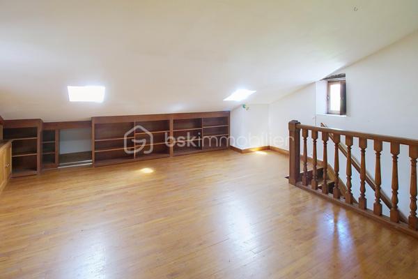 Rare : Demeure en pierre de 250 m² utiles au cœur du village tout commerces médiéval de Nant. Laissez-vous séduire par le charme absolu de cette très belle et grande maison de 170 m² habitables, idéalement située au centre de la célèbre rue des "artistes". Ce bien d'exception allie cachet historique, volume généreux et potentiel unique grâce à ses 80 m² de surfaces annexes. Parmi elles, vous découvrirez au rez-de-chaussée une magnifique cave voutée de 60 m² (ancienne galerie d'artiste renommée), idéale pour un projet artistique, commercial haut de gamme. Les étages quand à eux  offres de grandes pièces, 3 à 4 chambres. LES + DE LA MAISON : Entièrement isolée, huisseries double vitrage,climatisation réversible, 2 poêles bois, possibilité de revenus locatifs. Contactez-moi Guy JAYET au 0611566624 et saisissez cette occasion unique d’acquérir un bijou immobilier.