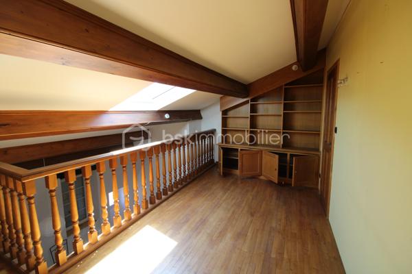 Rare : Demeure en pierre de 250 m² utiles au cœur du village tout commerces médiéval de Nant. Laissez-vous séduire par le charme absolu de cette très belle et grande maison de 170 m² habitables, idéalement située au centre de la célèbre rue des "artistes". Ce bien d'exception allie cachet historique, volume généreux et potentiel unique grâce à ses 80 m² de surfaces annexes. Parmi elles, vous découvrirez au rez-de-chaussée une magnifique cave voutée de 60 m² (ancienne galerie d'artiste renommée), idéale pour un projet artistique, commercial haut de gamme. Les étages quand à eux  offres de grandes pièces, 3 à 4 chambres. LES + DE LA MAISON : Entièrement isolée, huisseries double vitrage,climatisation réversible, 2 poêles bois, possibilité de revenus locatifs. Contactez-moi Guy JAYET au 0611566624 et saisissez cette occasion unique d’acquérir un bijou immobilier.