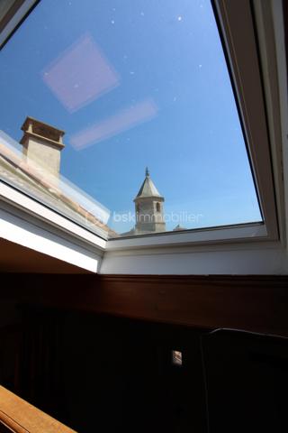 Rare : Demeure en pierre de 250 m² utiles au cœur du village tout commerces médiéval de Nant. Laissez-vous séduire par le charme absolu de cette très belle et grande maison de 170 m² habitables, idéalement située au centre de la célèbre rue des "artistes". Ce bien d'exception allie cachet historique, volume généreux et potentiel unique grâce à ses 80 m² de surfaces annexes. Parmi elles, vous découvrirez au rez-de-chaussée une magnifique cave voutée de 60 m² (ancienne galerie d'artiste renommée), idéale pour un projet artistique, commercial haut de gamme. Les étages quand à eux  offres de grandes pièces, 3 à 4 chambres. LES + DE LA MAISON : Entièrement isolée, huisseries double vitrage,climatisation réversible, 2 poêles bois, possibilité de revenus locatifs. Contactez-moi Guy JAYET au 0611566624 et saisissez cette occasion unique d’acquérir un bijou immobilier.