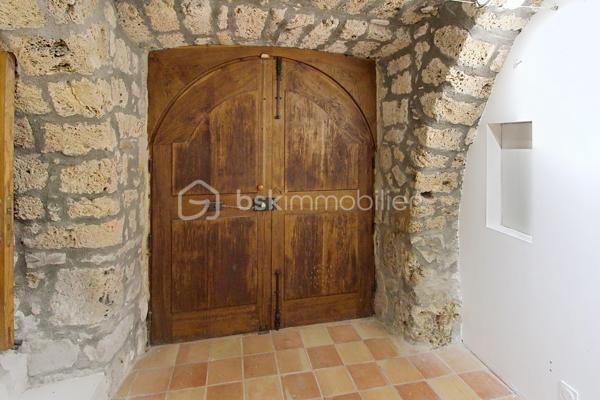 Rare : Demeure en pierre de 250 m² utiles au cœur du village tout commerces médiéval de Nant. Laissez-vous séduire par le charme absolu de cette très belle et grande maison de 170 m² habitables, idéalement située au centre de la célèbre rue des "artistes". Ce bien d'exception allie cachet historique, volume généreux et potentiel unique grâce à ses 80 m² de surfaces annexes. Parmi elles, vous découvrirez au rez-de-chaussée une magnifique cave voutée de 60 m² (ancienne galerie d'artiste renommée), idéale pour un projet artistique, commercial haut de gamme. Les étages quand à eux  offres de grandes pièces, 3 à 4 chambres. LES + DE LA MAISON : Entièrement isolée, huisseries double vitrage,climatisation réversible, 2 poêles bois, possibilité de revenus locatifs. Contactez-moi Guy JAYET au 0611566624 et saisissez cette occasion unique d’acquérir un bijou immobilier.