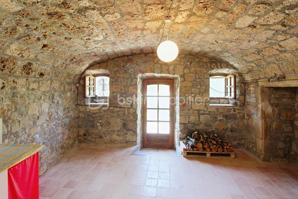 Rare : Demeure en pierre de 250 m² utiles au cœur du village tout commerces médiéval de Nant. Laissez-vous séduire par le charme absolu de cette très belle et grande maison de 170 m² habitables, idéalement située au centre de la célèbre rue des "artistes". Ce bien d'exception allie cachet historique, volume généreux et potentiel unique grâce à ses 80 m² de surfaces annexes. Parmi elles, vous découvrirez au rez-de-chaussée une magnifique cave voutée de 60 m² (ancienne galerie d'artiste renommée), idéale pour un projet artistique, commercial haut de gamme. Les étages quand à eux  offres de grandes pièces, 3 à 4 chambres. LES + DE LA MAISON : Entièrement isolée, huisseries double vitrage,climatisation réversible, 2 poêles bois, possibilité de revenus locatifs. Contactez-moi Guy JAYET au 0611566624 et saisissez cette occasion unique d’acquérir un bijou immobilier.