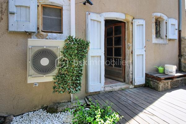Rare : Demeure en pierre de 250 m² utiles au cœur du village tout commerces médiéval de Nant. Laissez-vous séduire par le charme absolu de cette très belle et grande maison de 170 m² habitables, idéalement située au centre de la célèbre rue des "artistes". Ce bien d'exception allie cachet historique, volume généreux et potentiel unique grâce à ses 80 m² de surfaces annexes. Parmi elles, vous découvrirez au rez-de-chaussée une magnifique cave voutée de 60 m² (ancienne galerie d'artiste renommée), idéale pour un projet artistique, commercial haut de gamme. Les étages quand à eux  offres de grandes pièces, 3 à 4 chambres. LES + DE LA MAISON : Entièrement isolée, huisseries double vitrage,climatisation réversible, 2 poêles bois, possibilité de revenus locatifs. Contactez-moi Guy JAYET au 0611566624 et saisissez cette occasion unique d’acquérir un bijou immobilier.