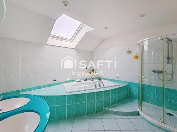 Maison familiale avec piscine dans un cadre paisible à Rugy